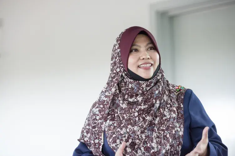 Alumni Yusrita accepting Human Rights award